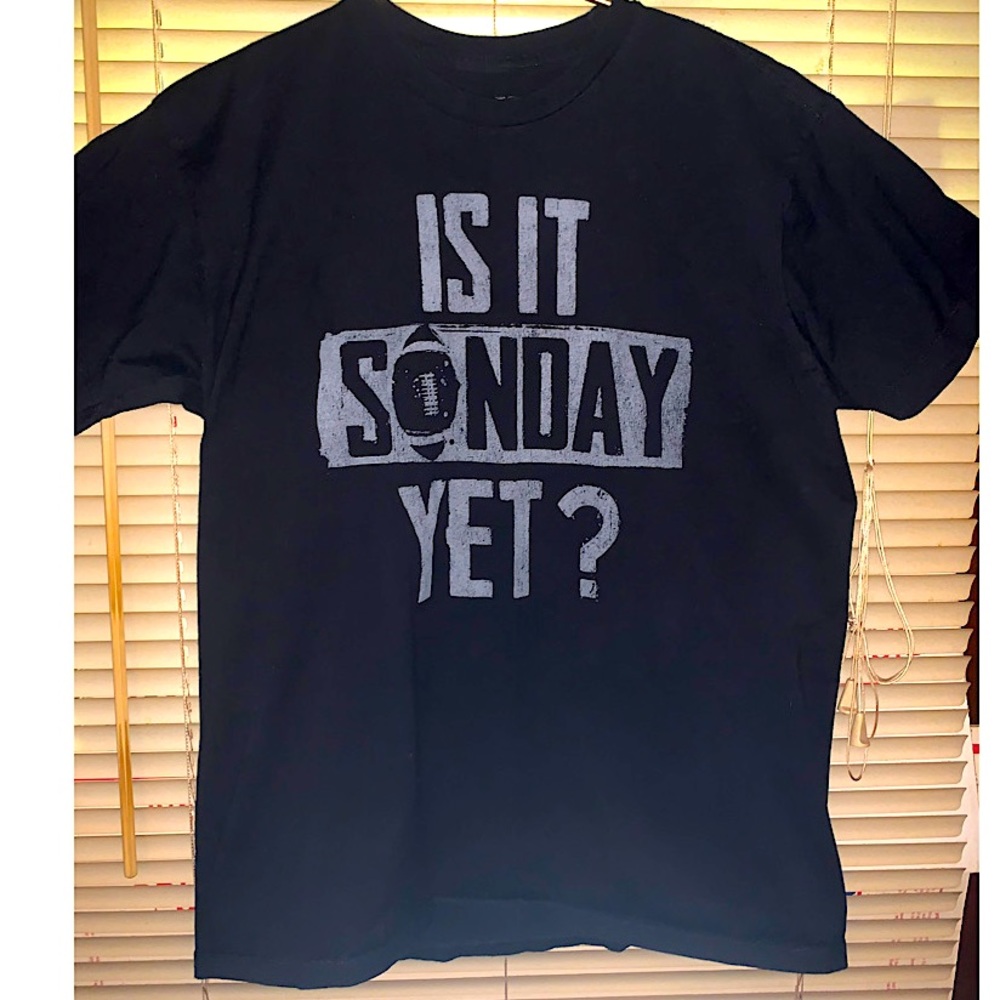 Is it Sunday yet graphic T-shirt football NFL size large True rivalry